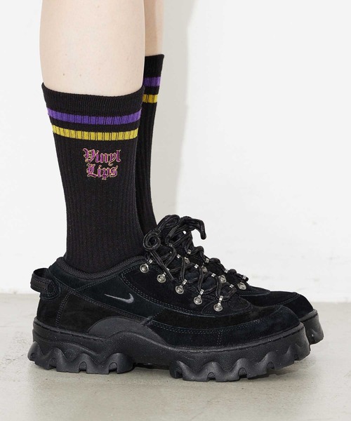 X-girl(エックスガール)の「OLD ENGLISH LOGO LINE RIB SOCKS(ソックス/靴下・レディース・ホワイト/ブラック/グレー・ONE SIZE)」の1枚目の写真