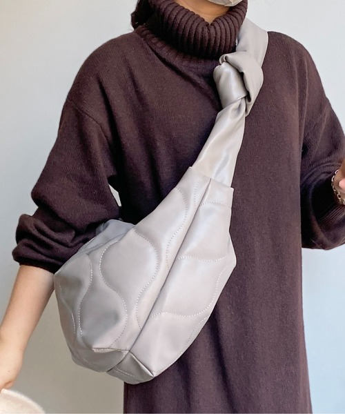 CPCM（シーピーシーエム）の「フェイクレザー キルトビッグ ワンショルダーバッグ（ショルダーバッグ・レディース・ブラック/グレー/アイボリー・FREE）」の3枚目の写真