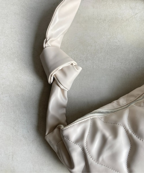 CPCM（シーピーシーエム）の「フェイクレザー キルトビッグ ワンショルダーバッグ（ショルダーバッグ・レディース・ブラック/グレー/アイボリー・FREE）」の18枚目の写真