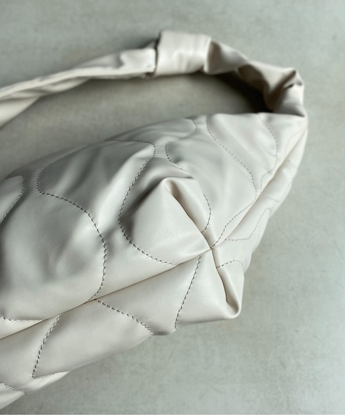 CPCM（シーピーシーエム）の「フェイクレザー キルトビッグ ワンショルダーバッグ（ショルダーバッグ・レディース・ブラック/グレー/アイボリー・FREE）」の16枚目の写真