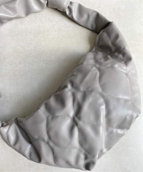 CPCM（シーピーシーエム）の「フェイクレザー キルトビッグ ワンショルダーバッグ（ショルダーバッグ・レディース・ブラック/グレー/アイボリー・FREE）」の5枚目の写真