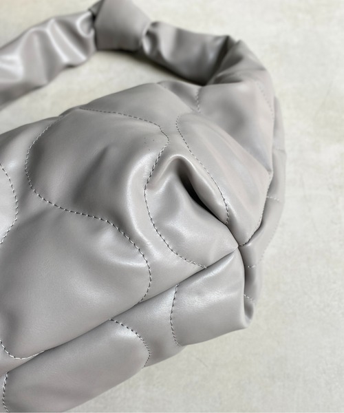 CPCM（シーピーシーエム）の「フェイクレザー キルトビッグ ワンショルダーバッグ（ショルダーバッグ・レディース・ブラック/グレー/アイボリー・FREE）」の19枚目の写真