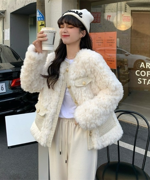 LAC-VERT（ラック・ヴェール）の「【新色登場】フェイクファーコート（ノーカラージャケット・レディース・ホワイト/ブラック・FREE）」の10枚目の写真