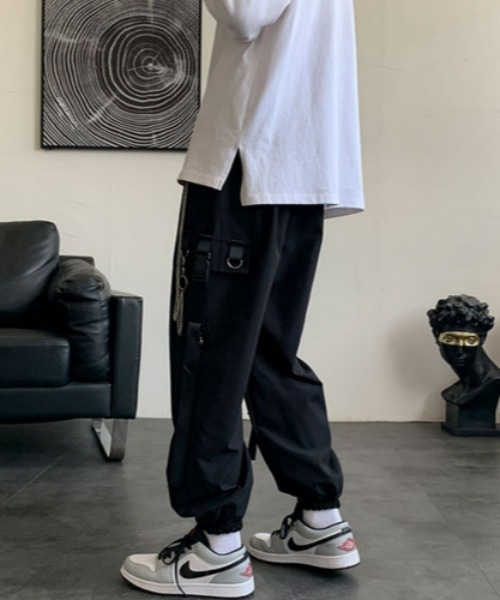 ARULE（アルール）の「『ARULE/アルール』サイドベルト×チェーン付きジョガーカーゴパンツ【Y】【CN】（カーゴパンツ・メンズ・カーキ/ブラック・L/XL）」の5枚目の写真