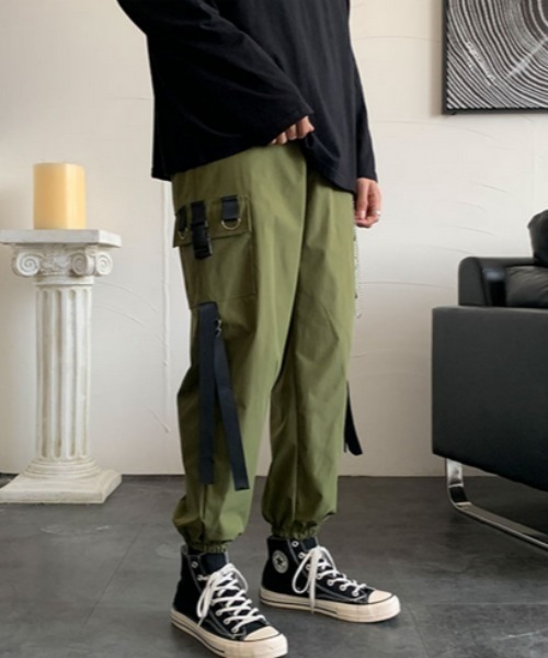 ARULE（アルール）の「『ARULE/アルール』サイドベルト×チェーン付きジョガーカーゴパンツ【Y】【CN】（カーゴパンツ・メンズ・カーキ/ブラック・L/XL）」の8枚目の写真