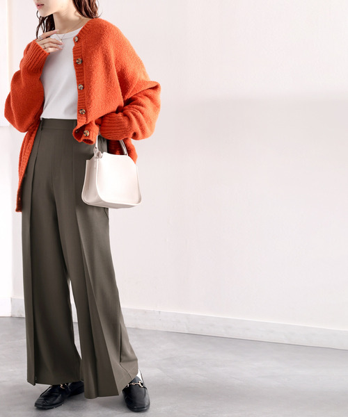 揺れ動く、美シルエット。リネンライク深めタックワイドパンツ