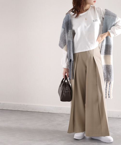 揺れ動く、美シルエット。リネンライク深めタックワイドパンツ