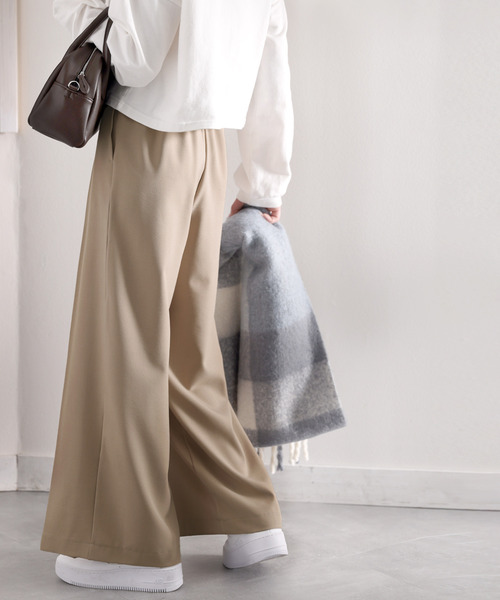 揺れ動く、美シルエット。リネンライク深めタックワイドパンツ