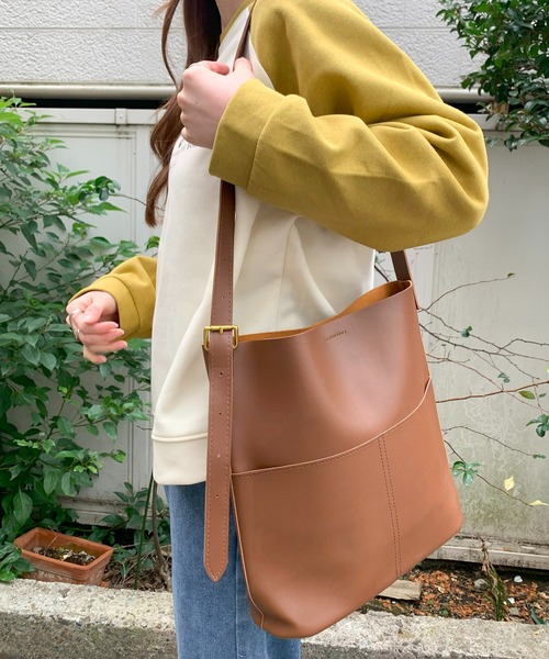 EPICKS(エピックス)の「前ポケットベーシックフェイクレザーショルダーバッグ(トートバッグ・レディース・ブラック/ホワイト/ブラウン・F)」の3枚目の写真