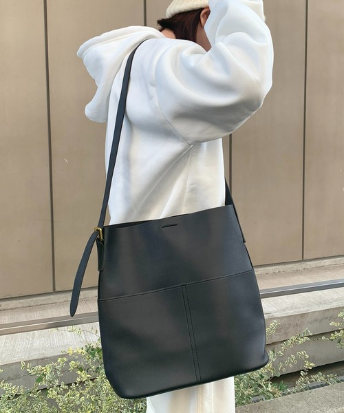 EPICKS(エピックス)の「前ポケットベーシックフェイクレザーショルダーバッグ(トートバッグ・レディース・ブラック/ホワイト/ブラウン・F)」の2枚目の写真