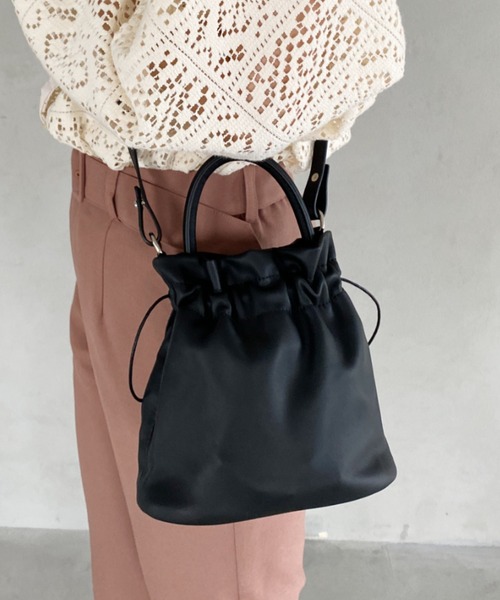 thank U more(サンキューモア)の「2way 巾着型 ハンドバッグ ショルダーバッグ(ショルダーバッグ・レディース・ブラック/アイボリー・FREE)」の2枚目の写真