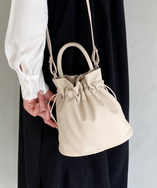 thank U more(サンキューモア)の「2way 巾着型 ハンドバッグ ショルダーバッグ(ショルダーバッグ・レディース・ブラック/アイボリー・FREE)」の4枚目の写真