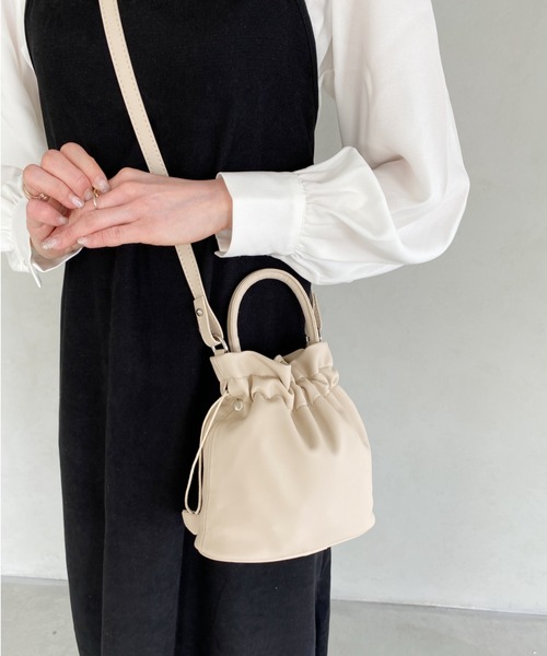 thank U more(サンキューモア)の「2way 巾着型 ハンドバッグ ショルダーバッグ(ショルダーバッグ・レディース・ブラック/アイボリー・FREE)」の5枚目の写真