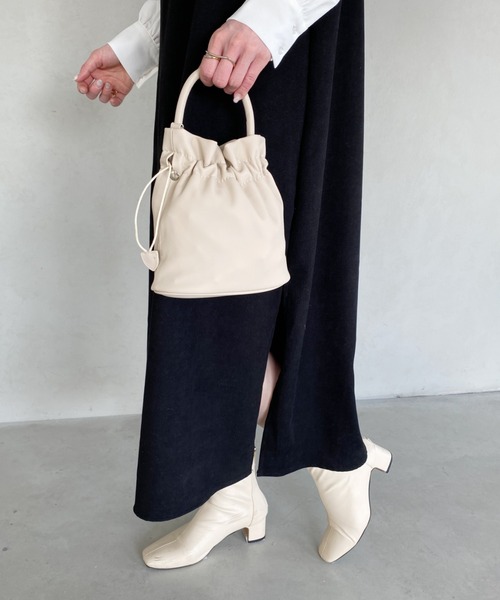 thank U more(サンキューモア)の「2way 巾着型 ハンドバッグ ショルダーバッグ(ショルダーバッグ・レディース・ブラック/アイボリー・FREE)」の6枚目の写真