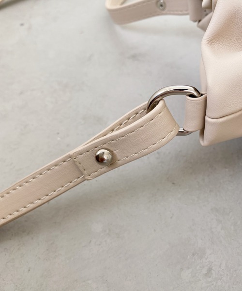 thank U more(サンキューモア)の「2way 巾着型 ハンドバッグ ショルダーバッグ(ショルダーバッグ・レディース・ブラック/アイボリー・FREE)」の21枚目の写真