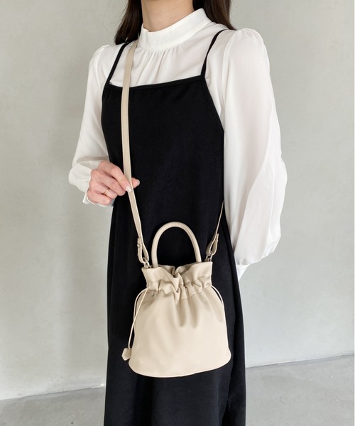 thank U more(サンキューモア)の「2way 巾着型 ハンドバッグ ショルダーバッグ(ショルダーバッグ・レディース・ブラック/アイボリー・FREE)」の8枚目の写真