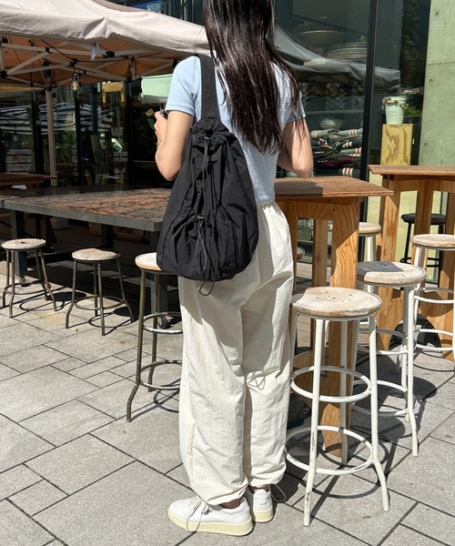 wears（ウェアーズ）の「【軽量】ドローストリングワンショルダーバッグ（ショルダーバッグ・レディース・アイボリー/ブラック・FREE）」の16枚目の写真