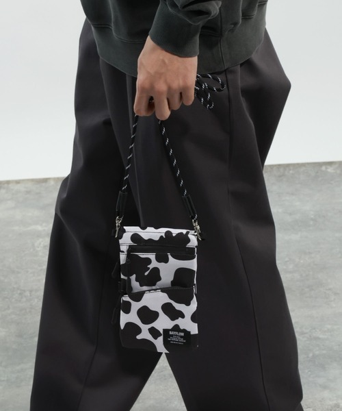 BAYFLOW(ベイフロー)の「フォンケースマルチショルダー / ミニショルダーバッグ(ショルダーバッグ・メンズ・ベージュ/カーキ/ネイビー/ブラック/レオパード/グレー/グリーン/サンドグレー/ブルー/その他2/その他3/その他4/その他5/イエロー/チャコール/オレンジ/その他7/その他6/その他9/その他10/その他8・FREE)」の20枚目の写真