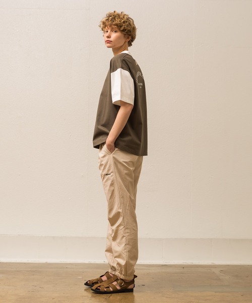 ALLUMER（アリュメール）の「プリントリンガーTシャツ(AUTHENTIC CLUB)（Tシャツ/カットソー・レディース・カーキ/ホワイト×ネイビー・1）」の21枚目の写真