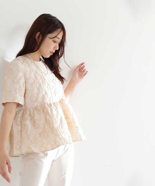 NATURAL BEAUTY BASIC（ナチュラルビューティーベーシック）の「◇ジャガードペプラムブラウス（シャツ/ブラウス・レディース・ベージュ系その他/ブラック系その他・SMALL/MEDIUM）」の2枚目の写真