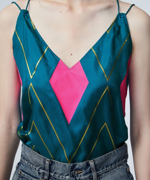 JNBY(ジェーエヌビーワイ)の「Geometric Wave Silk Cami Top(キャミソール・レディース・ブルー・36/38)」の2枚目の写真