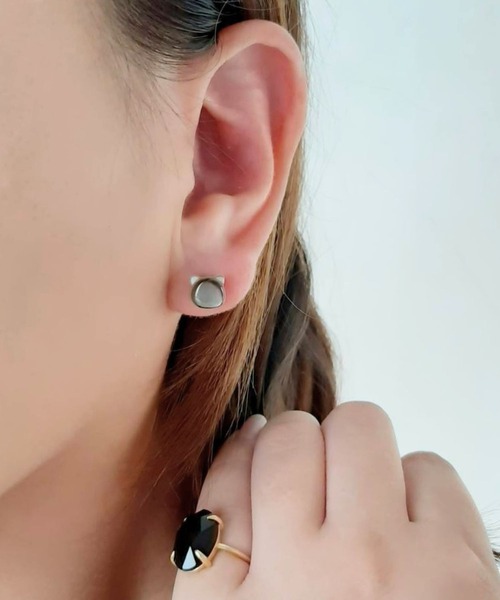 CERCA（チェルカ）の「SARINOHANA/ネコ（猫）一粒シェルピアス/14KGF/SILVER925（ピアス（両耳用）・レディース・ブラック/ホワイト/A/B・FREE）」の2枚目の写真