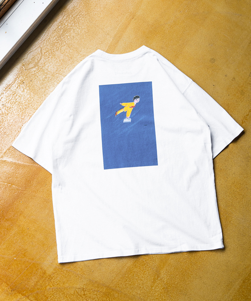 Savignac（サヴィニャック）の「《追加販売》【SAVIGNAC / サビニャック】別注 French Company プリントT（Tシャツ/カットソー・メンズ・イエロー/ブラックミックス/ネイビー/ダークブルー/ブルー系その他/ホワイト/ライトホワイト/レッド/グリーン/ホワイト系その他/オフホワイト/ブラック系その他/ブラック/ホワイト×ホワイト/イエロー系その他・LARGE/MEDIUM/X-LARGE）」の2枚目の写真