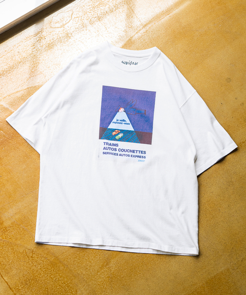 Savignac（サヴィニャック）の「《追加販売》【SAVIGNAC / サビニャック】別注 French Company プリントT（Tシャツ/カットソー・メンズ・イエロー/ブラックミックス/ネイビー/ダークブルー/ブルー系その他/ホワイト/ライトホワイト/レッド/グリーン/ホワイト系その他/オフホワイト/ブラック系その他/ブラック/ホワイト×ホワイト/イエロー系その他・LARGE/MEDIUM/X-LARGE）」の4枚目の写真