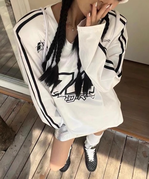 LYEON(リヨン)の「サイドラインVネックロンT(Tシャツ/カットソー・レディース・ホワイト/ブラック・FREE)」の5枚目の写真