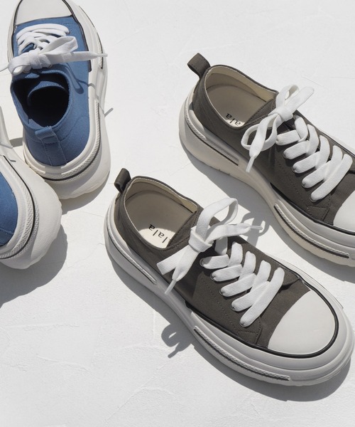 alala（アララ）の「キャンバス/メタリック厚底スニーカー ＜ 伸びるシューレース ＞（スニーカー・レディース・ブラック/シルバー系その他/ブルー/カーキ/ライトベージュ・S/M/LL/L）」の4枚目の写真