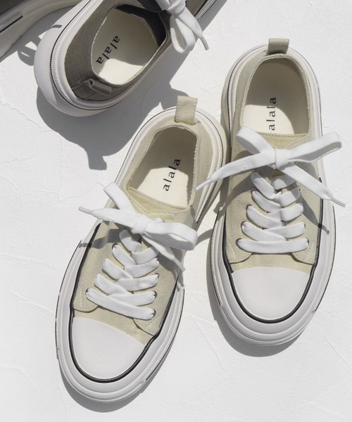 alala（アララ）の「キャンバス/メタリック厚底スニーカー ＜ 伸びるシューレース ＞（スニーカー・レディース・ブラック/シルバー系その他/ブルー/カーキ/ライトベージュ・S/M/LL/L）」の3枚目の写真