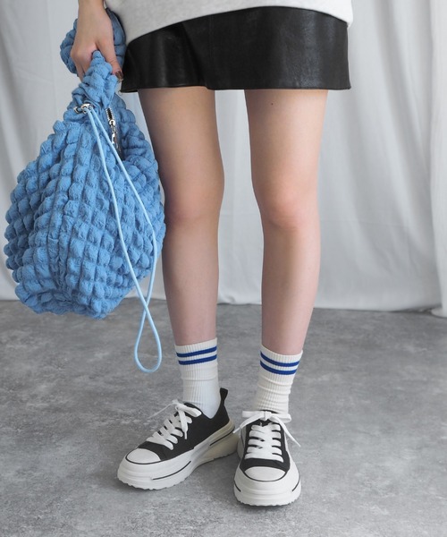 alala（アララ）の「キャンバス/メタリック厚底スニーカー ＜ 伸びるシューレース ＞（スニーカー・レディース・ブラック/シルバー系その他/ブルー/カーキ/ライトベージュ・S/M/LL/L）」の21枚目の写真