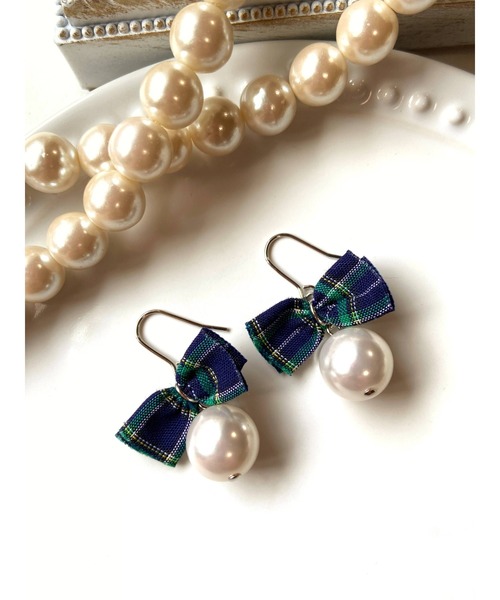 tone(トーン)の「【MUURABBTI】チェックリボンとパールのピアス(MA)(ピアス(両耳用)・レディース・グリーン/レッド・FREE)」の1枚目の写真