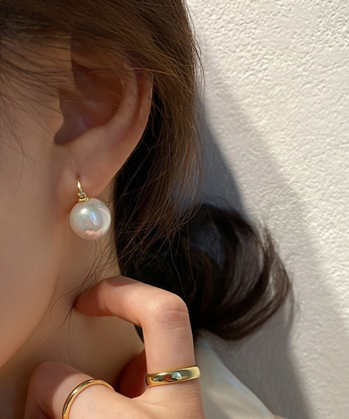 Lace Ladies(レースレディース)の「ソリッド パール ゴールド フック ピアス(ピアス(両耳用)・レディース・グレイッシュベージュ/ピンク/ホワイト・FREE)」の2枚目の写真