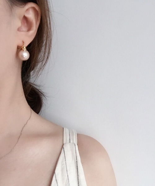 Lace Ladies(レースレディース)の「ソリッド パール ゴールド フック ピアス(ピアス(両耳用)・レディース・グレイッシュベージュ/ピンク/ホワイト・FREE)」の3枚目の写真
