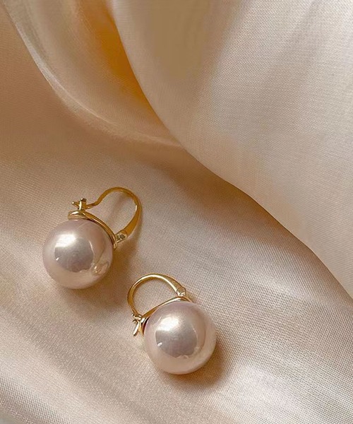 Lace Ladies(レースレディース)の「ソリッド パール ゴールド フック ピアス(ピアス(両耳用)・レディース・グレイッシュベージュ/ピンク/ホワイト・FREE)」の11枚目の写真
