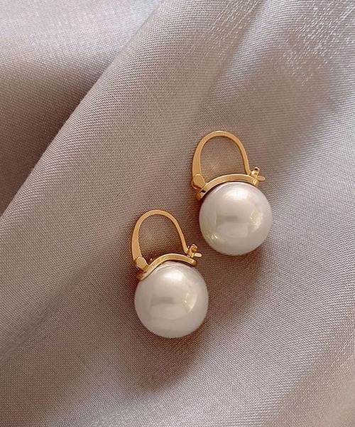 Lace Ladies(レースレディース)の「ソリッド パール ゴールド フック ピアス(ピアス(両耳用)・レディース・グレイッシュベージュ/ピンク/ホワイト・FREE)」の6枚目の写真