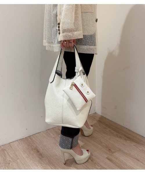 RIPANI(リパーニ)の「★【RIPANI/リパーニ】ANNAレザートートバッグ(中)(トートバッグ・レディース・ホワイト/ベージュ/ブラック/ピンク/ライトブルー/グレー/イエロー/ブルー系その他/アイボリー/ピンク系その他/ライトブラウン・FREE)」の5枚目の写真