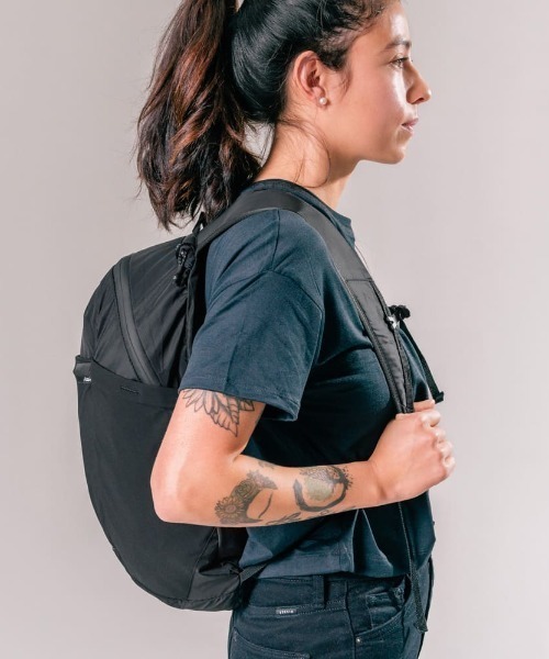 Matador（マタドール）の「【Matador】REFRACTION PACKABLE BACKPACK（バックパック/リュック・メンズ・ブラック・FREE）」の4枚目の写真