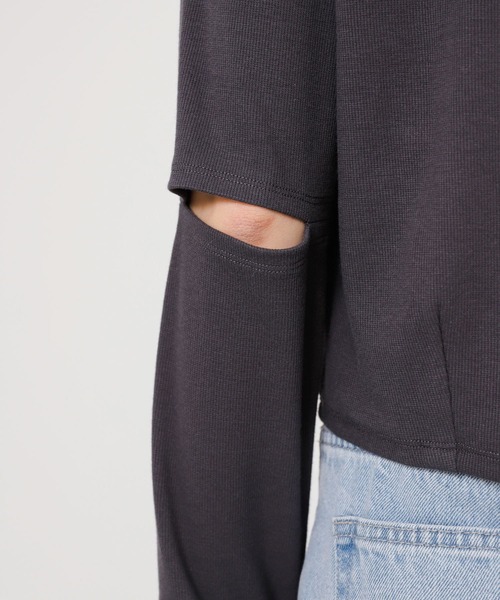 SENSE OF PLACE by URBAN RESEARCH(センスオブプレイスバイアーバンリサーチ)の「エルボースリットコンパクトトップ(Tシャツ/カットソー・レディース・アイボリー/チャコールグレー/レッド・ONE)」の7枚目の写真