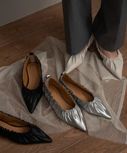 I_am（アイアム）の「gather flat shoes / ギャザーフラットシューズ（パンプス・レディース・アイボリー/ブラック/シルバー・SMALL/MEDIUM/LARGE）」の3枚目の写真