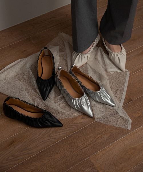 I_am（アイアム）の「gather flat shoes / ギャザーフラットシューズ（パンプス・レディース・アイボリー/ブラック/シルバー・SMALL/MEDIUM/LARGE）」の6枚目の写真