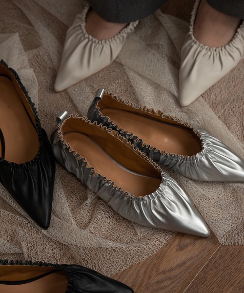 I_am（アイアム）の「gather flat shoes / ギャザーフラットシューズ（パンプス・レディース・アイボリー/ブラック/シルバー・SMALL/MEDIUM/LARGE）」の7枚目の写真