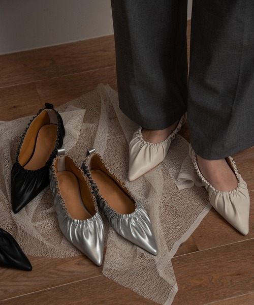 I_am（アイアム）の「gather flat shoes / ギャザーフラットシューズ（パンプス・レディース・アイボリー/ブラック/シルバー・SMALL/MEDIUM/LARGE）」の8枚目の写真