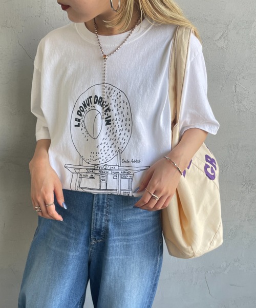 FUNG（ファング）の「[FUNG/ファング] LA.DONUT FRONT カットオフプリントTシャツ（Tシャツ/カットソー・レディース・ベージュ/ホワイト・M）」の4枚目の写真