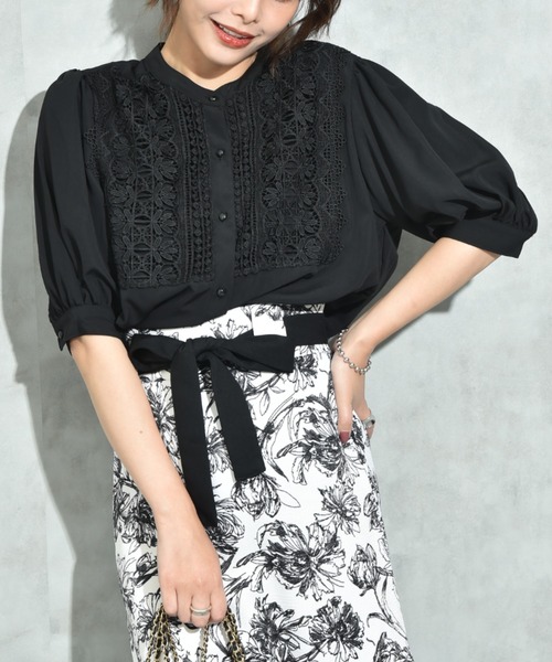 INTERPLANET(インタープラネット)の「デシン*レース5分袖ブラウス(シャツ/ブラウス・レディース・オフホワイト/グレイッシュベージュ/ブラック・FREE)」の2枚目の写真