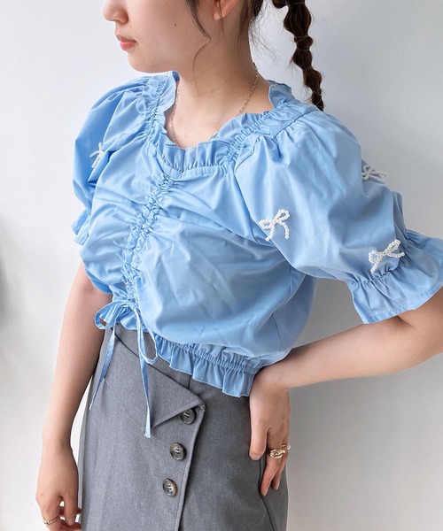 AS KNOW AS plus（アズノゥアズプラス）の「◎シャーリングギャザーちりばめリボン5分袖ブラウス（シャツ/ブラウス・レディース・ブラック/ブルー/オフホワイト・FREE）」の3枚目の写真