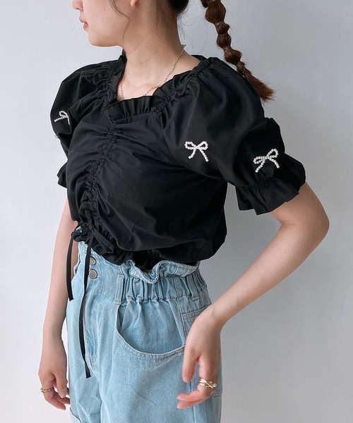 AS KNOW AS plus（アズノゥアズプラス）の「◎シャーリングギャザーちりばめリボン5分袖ブラウス（シャツ/ブラウス・レディース・ブラック/ブルー/オフホワイト・FREE）」の2枚目の写真