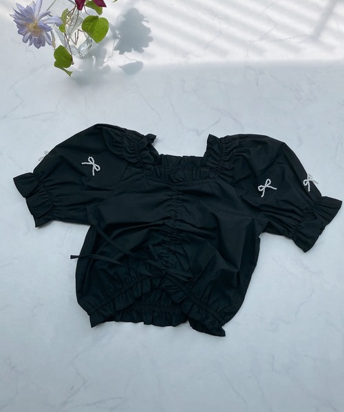 AS KNOW AS plus（アズノゥアズプラス）の「◎シャーリングギャザーちりばめリボン5分袖ブラウス（シャツ/ブラウス・レディース・ブラック/ブルー/オフホワイト・FREE）」の6枚目の写真