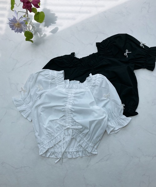 AS KNOW AS plus（アズノゥアズプラス）の「◎シャーリングギャザーちりばめリボン5分袖ブラウス（シャツ/ブラウス・レディース・ブラック/ブルー/オフホワイト・FREE）」の5枚目の写真